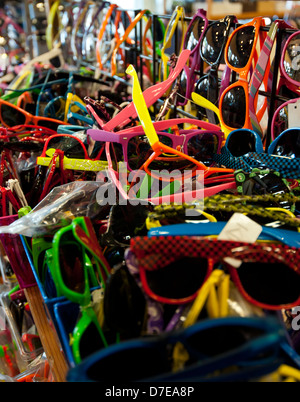 Günstige Sonnenbrillen in einem Souvenirshop auf St. Simons Island Georgia Stockfoto