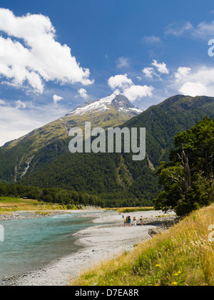 Touristen genießen Sie einen Blick auf die Kerin Gabeln und Mount Aeolus, Wllkins Flussgebiet, Mount Aspiring National Park Stockfoto