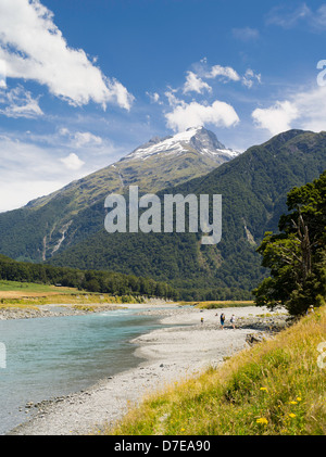 Touristen genießen Sie einen Blick auf die Kerin Gabeln und Mount Aeolus, Wllkins Flussgebiet, Mount Aspiring National Park, Weg von den Makarora Stockfoto