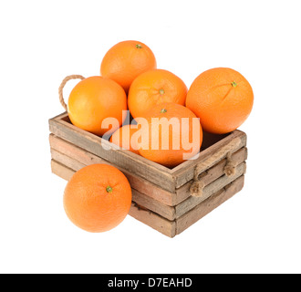 Reife leckere Mandarinen mit Blättern in Holzkiste Stockfoto
