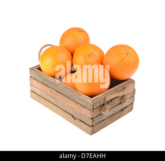 Reife leckere Mandarinen mit Blättern in Holzkiste Stockfoto