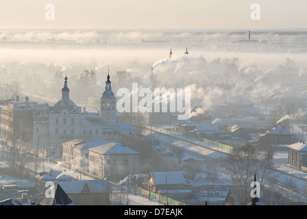 Wintermorgen Nebel über der sibirischen Stadt Tobolsk. Russland Stockfoto