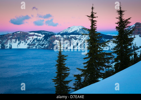 Crater Lake Nationalpark, befindet sich im südlichen Oregon, im winter Stockfoto