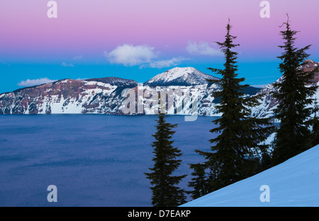 Crater Lake Nationalpark, befindet sich im südlichen Oregon, im winter Stockfoto