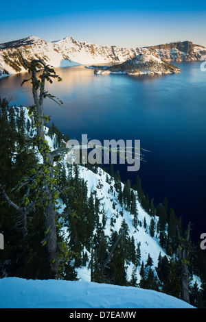 Crater Lake Nationalpark, befindet sich im südlichen Oregon, im winter Stockfoto