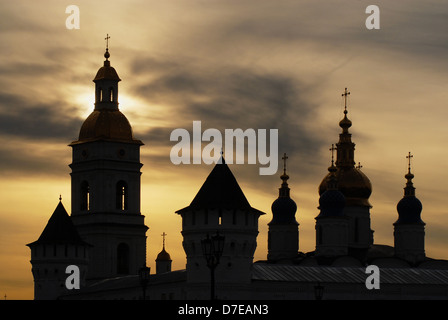 Goldene Kuppeln und Kreuze eine orthodoxe Kirche in den bewölkten Himmel. Herbst in der sibirischen Stadt Tobolsk. Russland Stockfoto