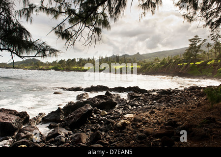 Ein Teil des Kaihalulu Strand in Hāna, Maui County, Hawaii. Wenige Schritte von der exotischen Red Sand Beach. Stockfoto