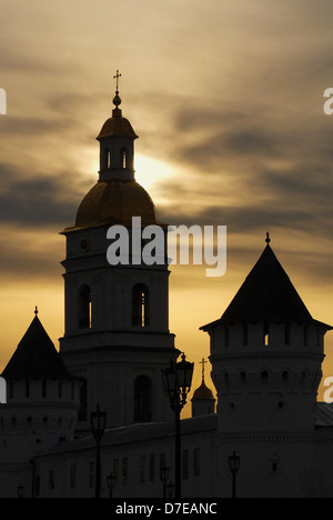 Goldene Kuppeln und Kreuze eine orthodoxe Kirche in den Abendhimmel. Herbst in der sibirischen Stadt Tobolsk. Russland Stockfoto