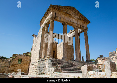 Der Capitol-Tempel in römischen Ruinen von Dougga in Tunesien