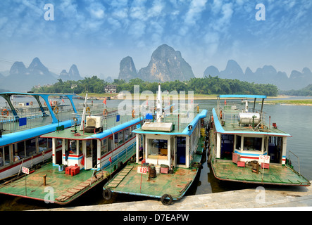 Bambus-Floß am Fluss Ulong in der Nähe von Yangshuo, Guanxi Provinz, China Stockfoto