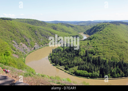 Saarschleife Fluss Saar drehen um den Hügel von Stadt Orscholz Saarland Deutschlands Stockfoto