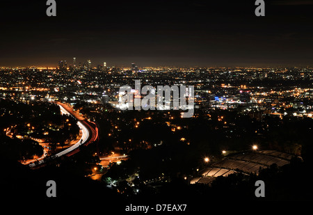 Blick auf Los Angeles in der Nacht mit Innenstadt, 101 Freeway und Hollywood Bowl sichtbar. Stockfoto