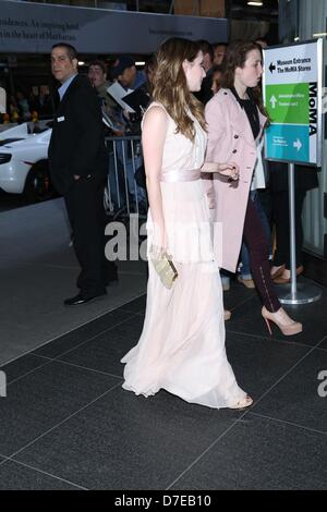 New York, USA. 5. Mai 2013. Emma Roberts im Ankunftsbereich für das große GATSBY Private Screening, MoMA Museum of Modern Art, New York, NY 5. Mai 2013. Foto von: Andres Otero/Everett Collection/Alamy Live-Nachrichten Stockfoto