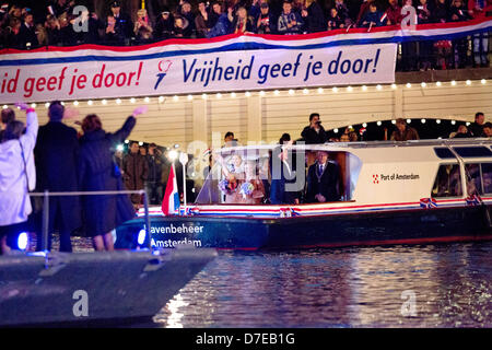 König Willem-Alexander der Niederlande, Prinzessin Beatrix und Königin Maxima Welle der Menge nach dem Besuch der des jährliche Konzert an der Amstel in Amsterdam, Niederlande, 5. Mai 2013 während der Tag der Befreiung ("Bevrijdingsdag"). Foto: Patrick van Katwijk Niederlande und Frankreich Stockfoto