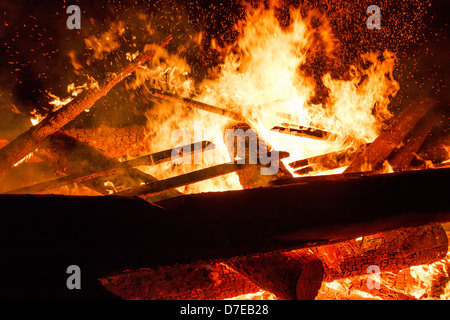 Nahaufnahme des großen Feuers mit riesigen Flammen Stockfoto