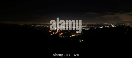 Panoramasicht auf das Los Angeles Becken mit der berühmten Griffith Observatory, der Innenstadt und Hollywood alle sichtbar. Stockfoto