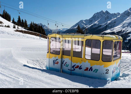 Eine alte Seilbahn Hütte jetzt verwendet als Unterschlupf, am Gampen Skigebiet am oberen Rand der Nasserein Bahn Seilbahn über St Ant Stockfoto