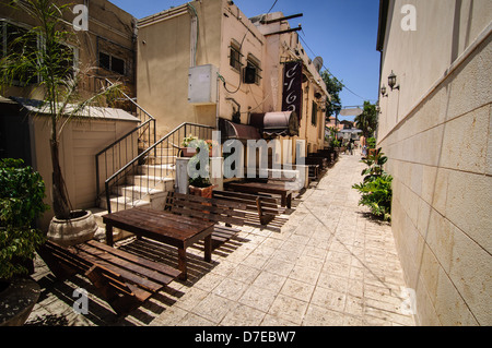 Cafe-Tabellen in einer engen Straße in Zichron Yaakov, Israel Stockfoto