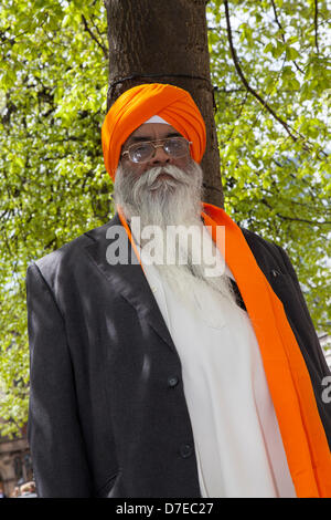 Manchester, UK. 5. Mai 2013. Parksh Singh ein Priester an den wichtigsten Vaisakhi Feier im Sikh Kalender durch die Sikh Gemeinschaft von Greater Manchester, mit ihren jährlichen Nagar Kirtan-Prozession durch die Straßen der Stadt markiert. Nagar Kirtan ist Farbe, Feier und Anbetung und eine Einladung für alle unabhängig von Kaste, Religion und Glaubensbekenntnis für die Sikhs feiern ihre Religion und Kultur. Bildnachweis: Mar Photographics/Alamy Live-Nachrichten Stockfoto