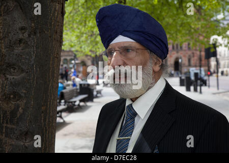 Manchester, UK. 5. Mai 2013. Priester Komal Digwa Singh an den wichtigsten Vaisakhi Feier im Sikh Kalender durch die Sikh Gemeinschaft von Greater Manchester, mit ihren jährlichen Nagar Kirtan-Prozession durch die Straßen der Stadt markiert. Nagar Kirtan ist Farbe, Feier und Anbetung und eine Einladung für alle unabhängig von Kaste, Religion und Glaubensbekenntnis für die Sikhs feiern ihre Religion und Kultur. Bildnachweis: Mar Photographics/Alamy Live-Nachrichten Stockfoto