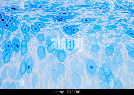 blaue Wasserfall gemacht von der Farbe als Hintergrund Stockfoto