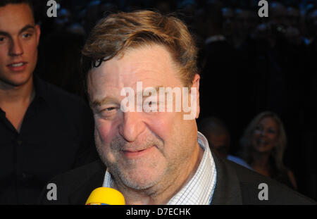 US-Schauspieler John Goodman interviewt Brfore der Schwergewichts-Kampf zwischen ukrainische Boxweltmeister der IBF, WBO, WBA und IBO-Wladimir Klitschko und seinem Herausforderer Deutsch-Italienisch Francesco Pianeta in der SAP Arena in Mannheim, Deutschland, 4. Mai 2013.   Foto: Uli Deck Stockfoto