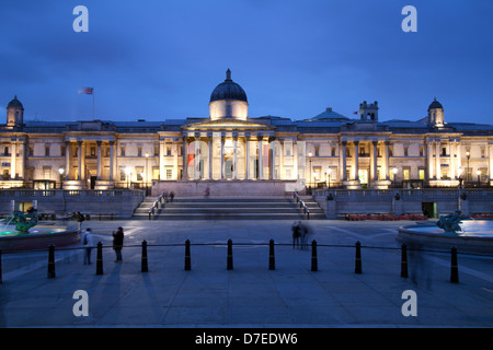 Trafalgar Square und National Portrait Gallery in der Nacht, Stadt von London, UK Stockfoto
