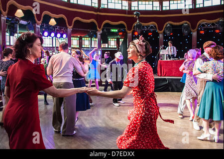 Brighton, UK. 5. Mai 2013. Genießen Sie In der Stimmung - 40er Swingtime tanzen am Ragroof Tanztee im Spiegelzelt, Teil von Brighton Festival, in Steine Gärten, Brighton, East Sussex, UK Mai 5. 2013 Phot Credit: Julia Claxton/Alamy Live News Stockfoto