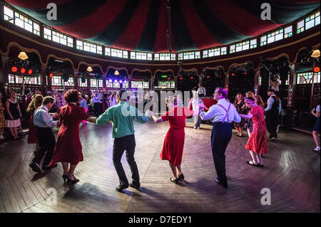Brighton, UK. 5. Mai 2013. Genießen Sie In der Stimmung - 40er Swingtime tanzen am Ragroof Tanztee im Spiegelzelt, Teil von Brighton Festival, in Steine Gärten, Brighton, East Sussex, UK Mai 5. 2013 Phot Credit: Julia Claxton/Alamy Live News Stockfoto