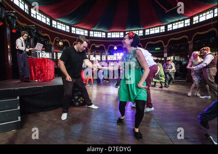 Brighton, UK. 5. Mai 2013. Genießen Sie In der Stimmung - 40er Swingtime tanzen am Ragroof Tanztee im Spiegelzelt, Teil von Brighton Festival, in Steine Gärten, Brighton, East Sussex, UK Mai 5. 2013 Phot Credit: Julia Claxton/Alamy Live News Stockfoto