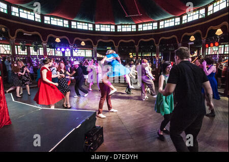 Brighton, UK. 5. Mai 2013. Genießen Sie In der Stimmung - 40er Swingtime tanzen am Ragroof Tanztee im Spiegelzelt, Teil von Brighton Festival, in Steine Gärten, Brighton, East Sussex, UK Mai 5. 2013 Phot Credit: Julia Claxton/Alamy Live News Stockfoto