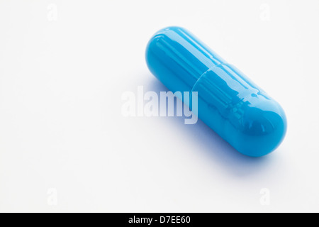 blaue Medizin Pille auf weißem Hintergrund Stockfoto