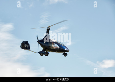 AutoGyro Cavalon Gyrocopter G-CHWM von Rotorsport UK macht einem Demonstrationsflug auf Popham Flugplatz in der Nähe von Basingstoke, Hampshire Stockfoto