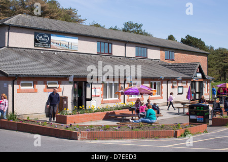 Restaurant und Café-Einrichtungen in Pembrey Country Park in der Nähe von Llanelli, Wales, an einem sonnigen Tag mit blauem Himmel genommen. Stockfoto