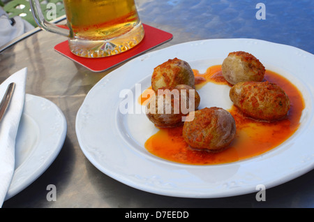 Kanarische runzlige Kartoffeln (Papas Arrugadas), traditionelle gebacken Kartoffelgericht in Kanaren gegessen. Stockfoto