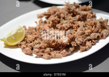 Fried 'Chopitos' mit Zitrone Stockfoto