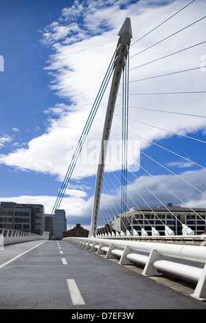 Samuel Beckett-Brücke über den Fluss Liffey in Dublin, Ireland.View im Norden der Stadt und den neuen Docklands Stockfoto