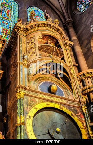 Astronomische Uhr, gotische Kathedrale Notre-Dame, 14. Jahrhundert, Straßburg, Elsass, Frankreich Stockfoto