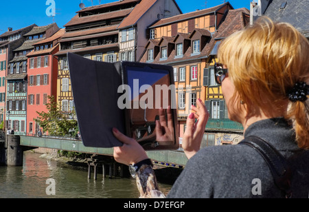 Frau mit einem digitalen Tablet, La Petite France Strasbourg Elsass Frankreich Europa Stockfoto