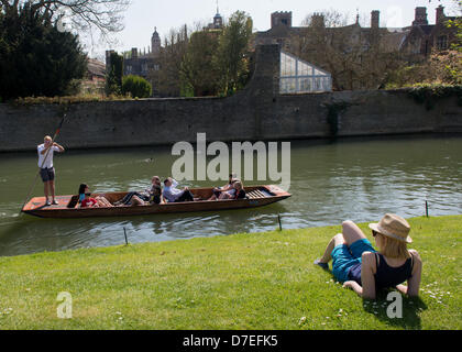 Cambridge, UK. 6. Mai 2013. schönen Feiertag Wetter. Menschen auf dem Fluss Puntting und genießen die Sonne in Cambridge. Bildnachweis: JAMES LINSELL-CLARK / Alamy Live News Stockfoto