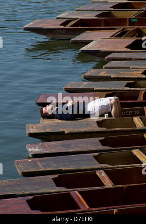 Cambridge, UK. 6. Mai 2013. schönen Feiertag Wetter. Menschen auf dem Fluss Stechkahn fahren und genießen die Sonne in Cambridge. Bildnachweis: JAMES LINSELL-CLARK / Alamy Live News Stockfoto