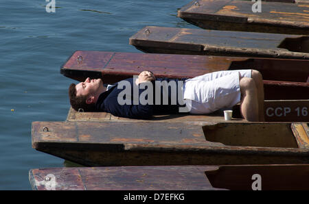 Cambridge, UK. 6. Mai 2013. schönen Feiertag Wetter. Menschen auf dem Fluss Stechkahn fahren und genießen die Sonne in Cambridge. Bildnachweis: JAMES LINSELL-CLARK / Alamy Live News Stockfoto