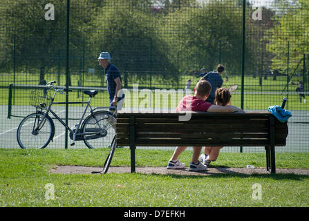 Cambridge, UK. 6. Mai 2013. schönen Feiertag Wetter. Menschen auf dem Fluss Puntting und genießen die Sonne in Cambridge. Bildnachweis: JAMES LINSELL-CLARK / Alamy Live News Stockfoto