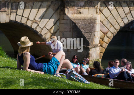 Cambridge, UK. 6. Mai 2013. schönen Feiertag Wetter. Menschen auf dem Fluss Stechkahn fahren und genießen die Sonne in Cambridge. Bildnachweis: JAMES LINSELL-CLARK / Alamy Live News Stockfoto