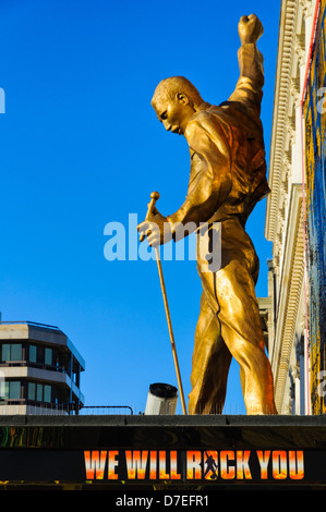 Goldene Statue von Freddy Mercury von Queen auf eine Markise an der West End Theater mit dem "We Will Rock You", ein Musical spielt. Stockfoto