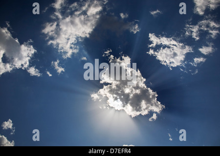 Sonne durch die Wolken Stockfoto