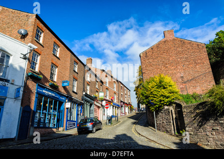 Steilen gepflasterten Straße in einer typischen nördlichen englischen Arbeiterstadt Stockfoto
