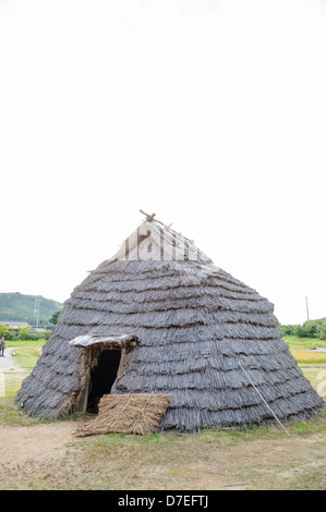 Replik von einem alten asiatischen Strohhaus. Stockfoto