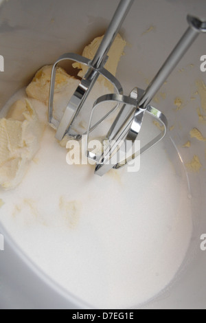 Edelstahl Armaturen Aufrahmen, Zucker und Butter in Rührschüssel weiß Stockfoto
