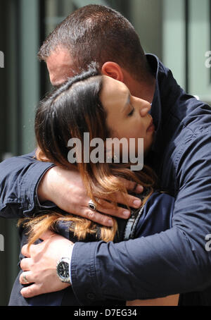 Semiya und Kerim Simsek, Tochter und Sohn des ersten Opfers NSU Enver Simsek, umarmen an das Oberlandesgericht in München, 6. Mai 2013. Angeklagten Neonazi-Terror ging Beate Zschaepe vor Gericht in München 06 Mai für ihr Engagement in einer Reihe von rassistisch motivierten Morde, Bombardierungen und Raubüberfälle begangen durch einen extremen Rechten Untergrundgruppe, der nationalen sozialistischen Untergrund (NSU). 38-j hrige Zschaepe Gesichter Gebühren als Mitglied einer terroristischen Organisation zusammen mit Brandstiftung und des versuchten Mordes. Die NSU-Gruppe wird geglaubt, um die Ausführung-St durchgeführt haben Stockfoto